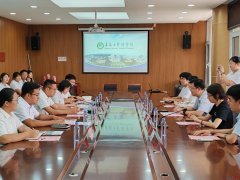 药学院一行正在青州市王坟镇调查调研